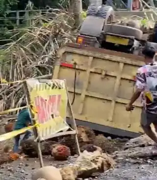 Jalan Belum Diperbaiki Pemprov Kalsel, Truk Sawit Terbalik