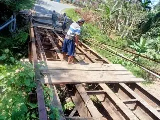 Warga dan Perusahaan Sawit Gotong Royong Perbaiki Jembatan di Air Muring