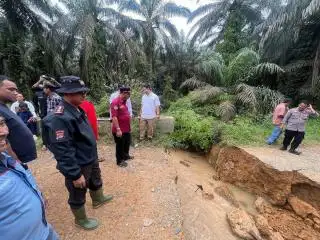 Sampah Pelepah Sawit Jadi Biang Banjir di Nagari Taratak Tinggi