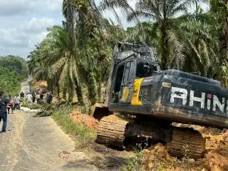PTPN IV Regional 4 Peduli Perbaiki Jalan Amblas Desa Kampung 9 Kabupaten Batanghari