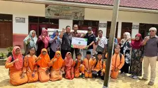 Demi Kenyamanan Siswa, PTPN IV Regional 4 Bantu Perbaikan Pagar SD 145 Desa Muhajirin