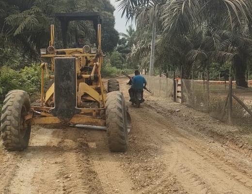 PTPN IV Regional IV Perbaiki Jalan Rusak Desa Lidung, Akses Warga ke Sarolangun Kembali Lancar
