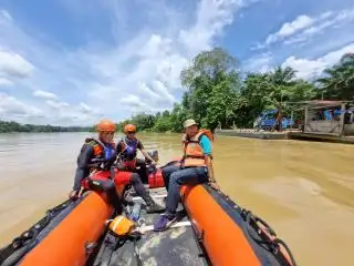 Jumino Tenggelam Bersama 4 Truk Sawit di Sungai Batang Tebo