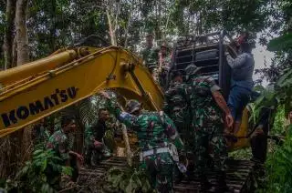 Petugas Amankan Satu Unit Alat Berat di Giam Siak Kecil