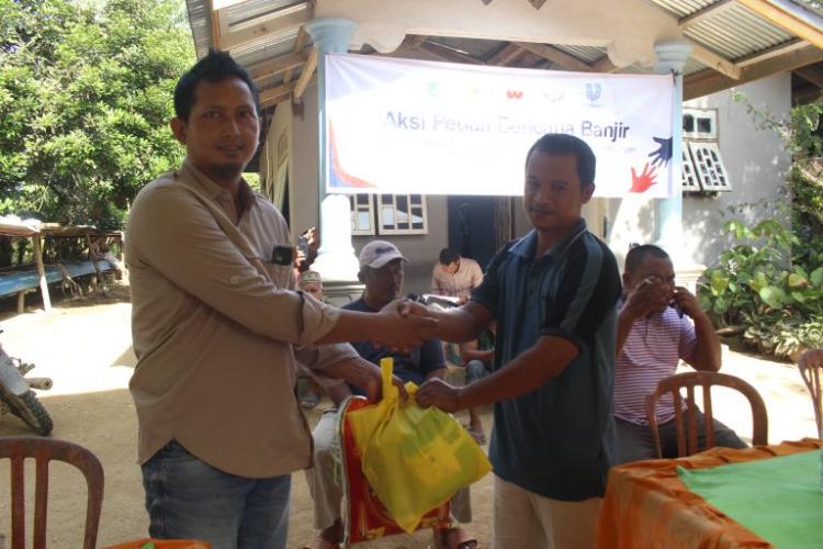 Petani Sawit Salurkan Sembako untuk Korban Banjir