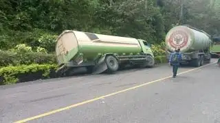 Truk Tangki CPO Terperosok Ditabrak Bus di Jalan Lintas Padang Panjang