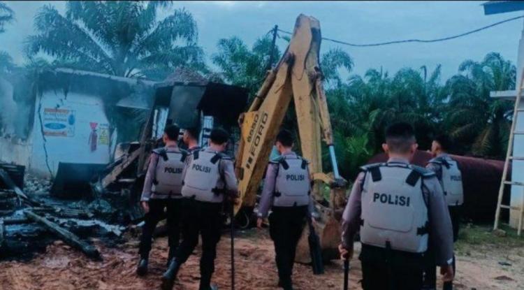 Buntut Tewasnya Maling Sawit, Kantor dan Aset PT AKG Dibakar Massa