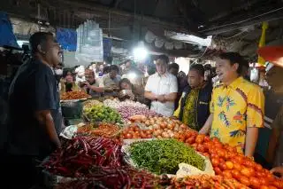 Pantau Bapok di Pasar Segiri Samarinda, Wamendag Temukan Harga  Minyakita Rp16.000/Liter