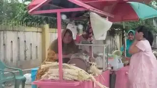 Panen Seret, Petani Sawit Jualan Es Tebu Selama Ramadan