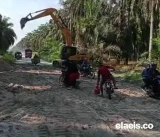 Turunkan Alat Berat, Sutoyo Benahi Jalan Perkebunan di Lubuk Batu Jaya Inhu