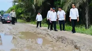 Presiden: Jangan Sampai Jalur Logistik dan Jalan Produksi Rusak Parah