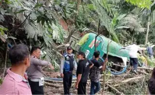Truk Tangki Terjun ke Jurang, Begini Nasib 25 Ton CPO Muatannya