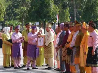Alfedri Terima Penghargaan Lencana Wira Bangun Desa