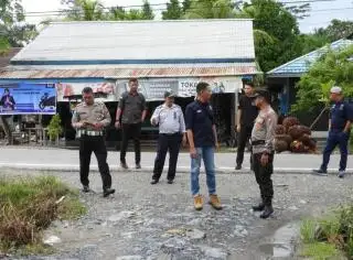 Dikeluhkan Masyarakat, Bongkar Muat Sawit Di Bahu Jalan Diselesaikan dengan Cara ini