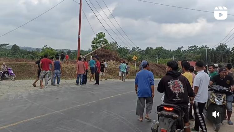 Jalan Masuk ke Perusahaan Sawit Diportal Warga, Dibongkar Paksa Karena Alasan ini