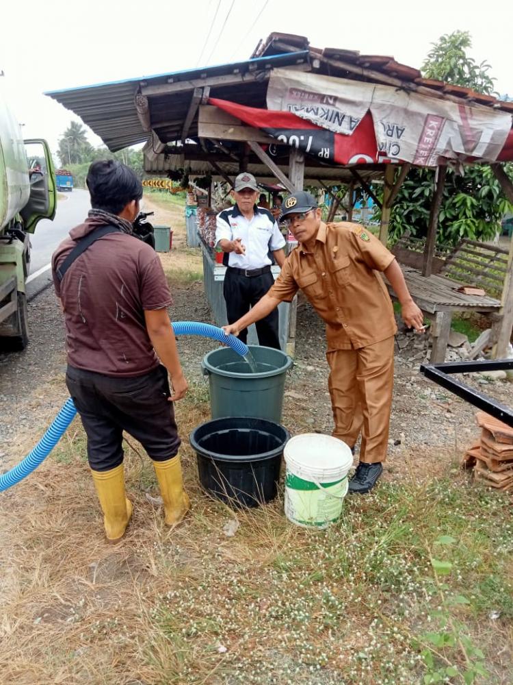 PT BSL Antar Air Bersih Bantu Masyarakat yang Terdampak Kekeringan