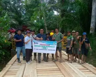 Rusak Karena Banjir, Jembatan Kayu Direhab Perusahaan Sawit