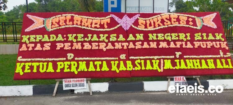 Sikat Mafia Pupuk Subsidi untuk Petani Sawit di Kerinci Kanan, Kantor Kejari Siak Dibanjiri Karangan Bunga