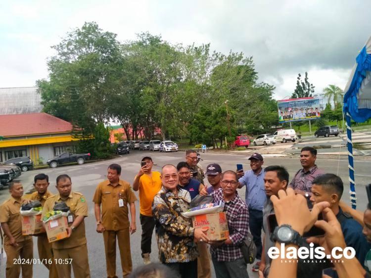 Korporasi Sawit Ini Salurkan 3.500 Paket Sembako untuk Korban Banjir