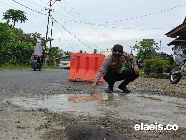 Dukung Sektor Kelapa Sawit, Polsek di Bengkulu Utara Tambal Jalan Berlubang
