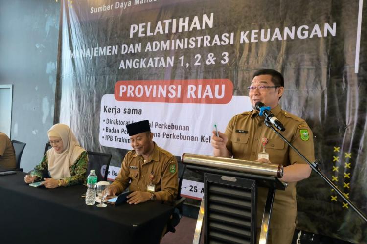 Petani Sawit Riau Dilatih Kelola Administrasi dan Keuangan