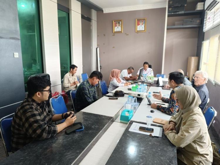 Bertemu Tim FOLUR, Disbunak Sanggau Dorong Integrasi Peternakan dan Kebun Sawit
