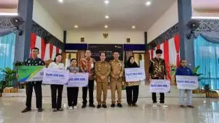 Pemkab Sintang Berikan Perlindungan Jamsostek Bagi 4.500 Pekerja Sawit