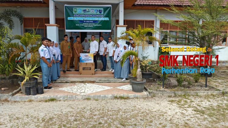 Kembali Distribusikan Puluhan Komputer, PTPN IV Regional III 'Merdekakan' Sekolah Terpencil di Riau