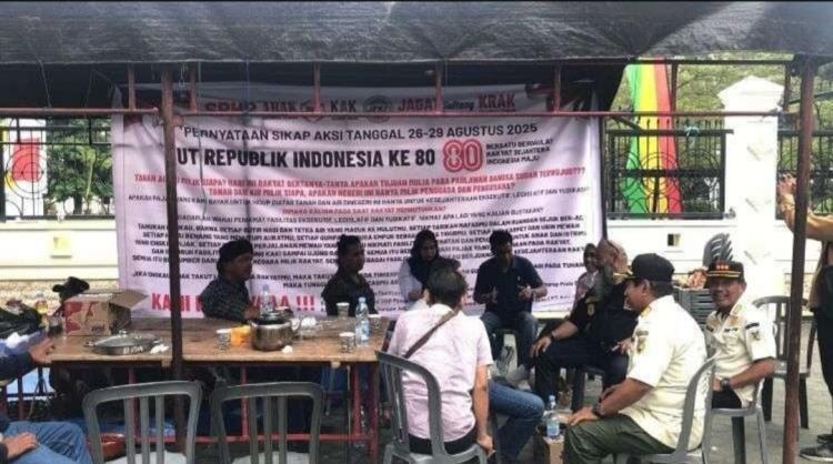 Tuntut Penyelesaian Konflik Lahan 11 Tahun, Petani Sawit Tolitoli Nginap di DPRD Sulteng