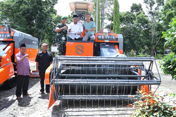 Combine Harvester Tiba, Kabupaten Siak Optimis Program Padi Gogo di Lahan Sawit Sukses
