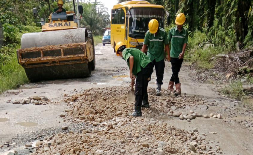 PT KTU Tunjukkan Komitmen Sosial Lewat Perbaikan Jalan Warga di Koto Gasib Siak