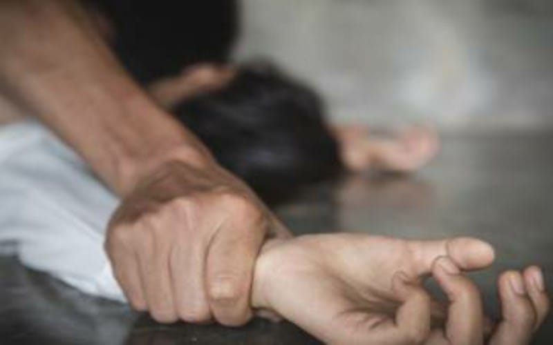 Lihat Wanita Sholat Lagi Rukuk, Pria ini Angkat Sarungnya Lalu Gesek-gesek