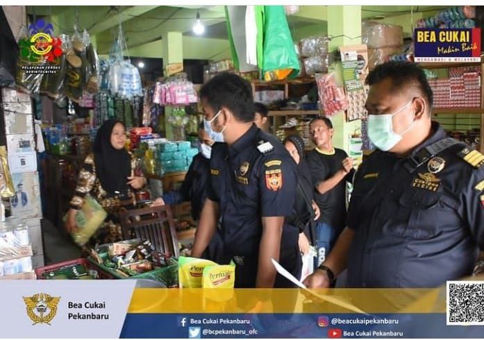 Bea Cukai Pekanbaru 'Gempur' Rokok Ilegal di Sejumlah Toko